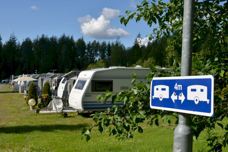 Leirintäalue, matkailuvaunut rivissä