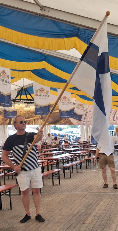 SF-Caravan ry:n varapuheenjohtaja ja F.IC.C:n hallitukseen valittu Marko Ketvel kantamassa Suomen lippua.